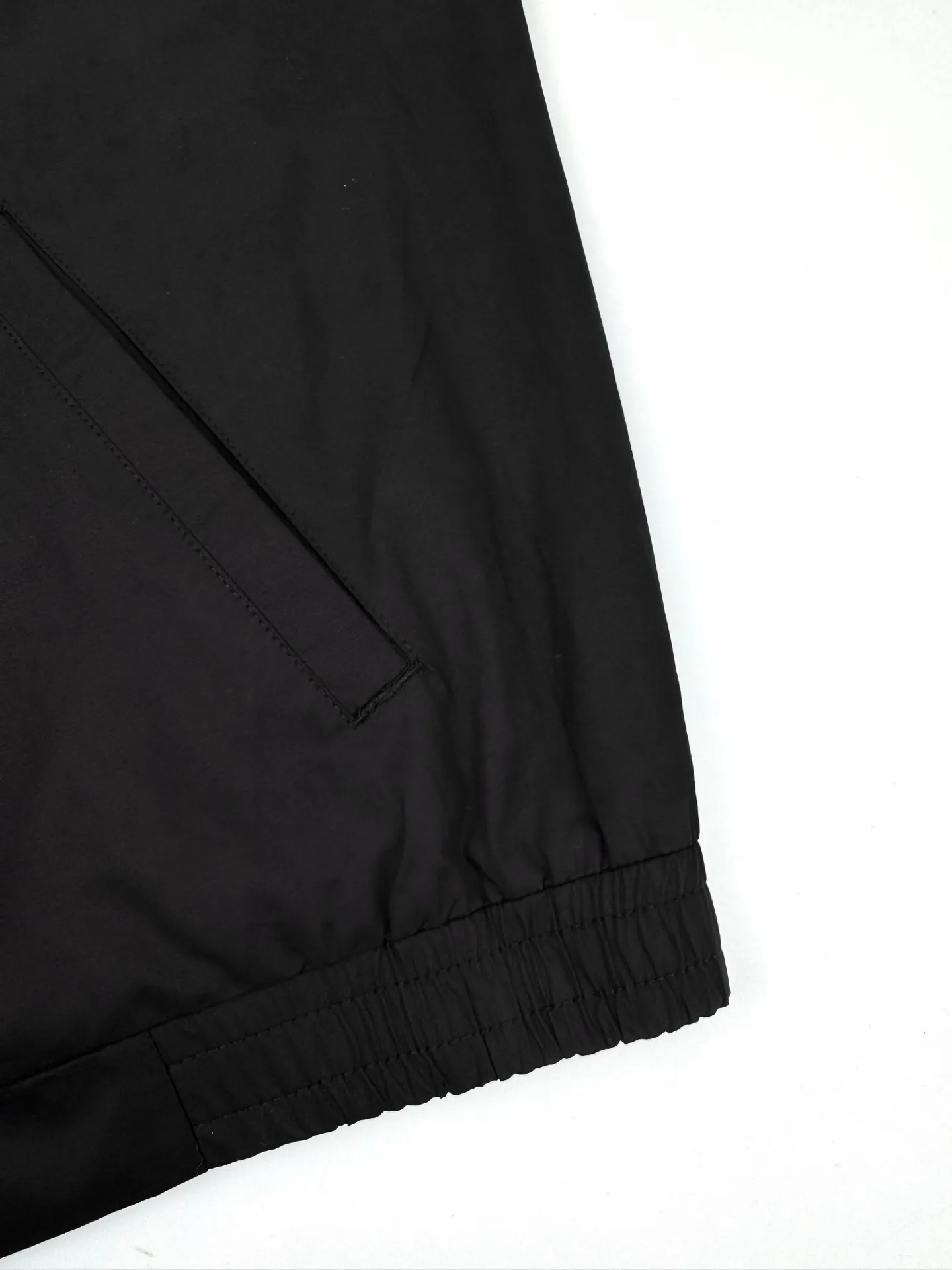 P480 Ralph Lauren embroidered zipper jacket. Customized cotton double-ply small diagonal elegant fabric. Soft and silky. Comfortable against the skin. Uses pure black as the base color. A touch of light gold pony mark embroidery is embellished on the chest. It is more dazzling due to the black background. Low-key and powerful. Subtle gloss changes inject breathing and vitality into the black jacket. Use extreme simplicity to outline a high-end silhouette. Demonstrate taste in silence. Style guide. Universal adaptability. Process 1: Adopt imported machine embroidery technology and use advanced computer control systems and precision mechanical components to achieve the iconic pony embroidery operation with high precision and smooth and delicate lines. Process 2: Template machine bag opening. The preset template guides the position, shape and size of the bag opening. The accuracy ensures the quality of the bag opening effect. Process 3: Infrared positioning cutting machine uses infrared transmitters and infrared receivers to achieve precise positioning of materials. The accuracy can reach the micron level, thereby meeting the effect of high-precision cutting of plaid alignment. Process 4: The fabrics have been carefully washed and have a better hand feel. Not easy to deform, not easy to shrink, not easy to fade, and maintain long-term beauty. Accessories: Customized 1:1 Ralph Lauren shell buckle Customized 1:1 Ralph Lauren zipper Customized 1:1 Ralph Lauren trademark Version: Loose version Size: S M L XL Style number: CC905